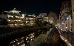 （投稿サンプル）年に一度の幻想風景。〇〇川を彩る1,000個の灯り「灯りまつり」開催レポート