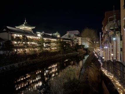 （投稿サンプル）年に一度の幻想風景。〇〇川を彩る1,000個の灯り「灯りまつり」開催レポート