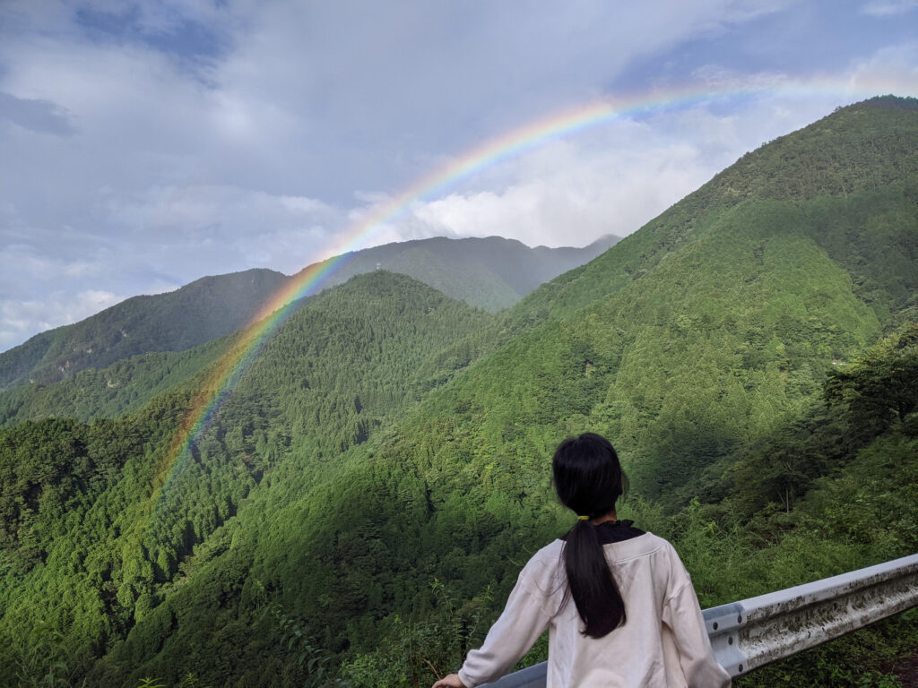 （投稿サンプル）霧の別子銅山に現れた大きな虹。雨の日に出会えた幻想の瞬間【文化遺産さんぽ】